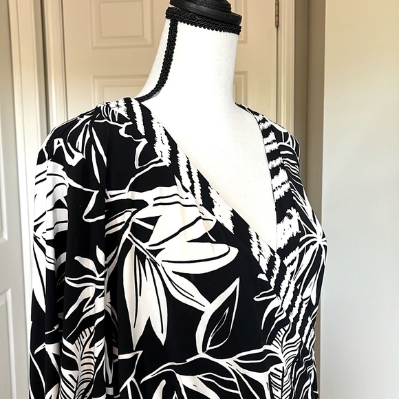 Alfani wrap blouse size medium stretchy fit that is slimming - Picture 3 of 8